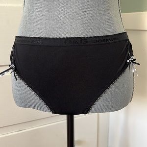 D&G Dolce and Gabbana underwear black thong signature ribbon and scallop trim L
